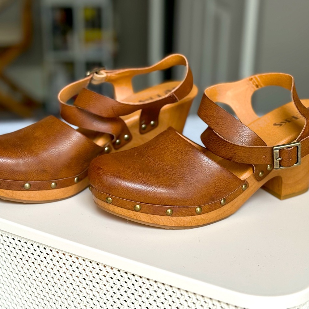 Stylish Korks ABloom Tan Heeled Clogs